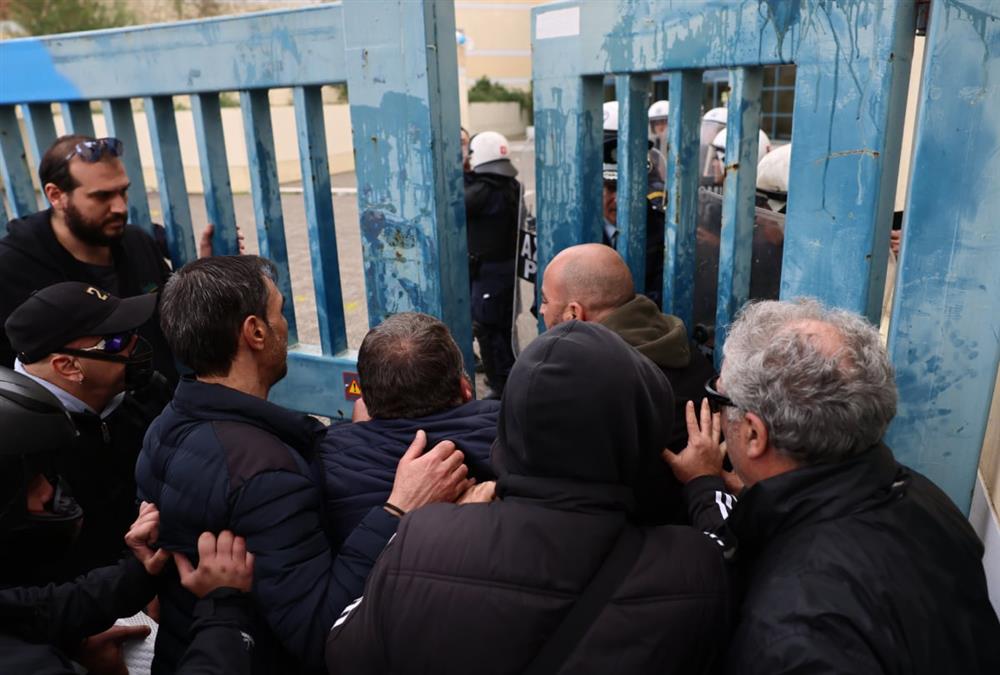 Ένταση στο υπουργείο Μεταφορών: Καρεκλοπόλεμος και χημικά μεταξύ οδηγών ταξί και ΕΛΑΣ