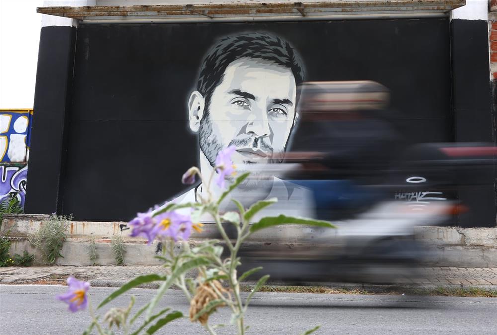 Γκράφιτι του Γιώργου Μαζωνάκη σε τοίχο στην ανατολική Θεσσαλονίκη από τον street artist «ΗΑΥΑΤΕ»