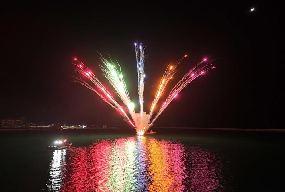 Το πατρινό καρναβάλι του 2026 έφτασε στο τέλος του: Καρέ-καρέ η τελετή λήξης