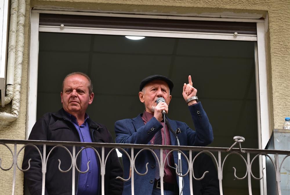 Στους δρόμους της Αθήνας οι οδηγοί ταξί - Καπνογόνα και συνθήματα έξω από τη Βουλή