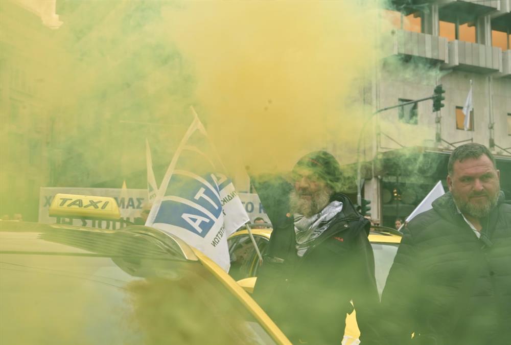 Στους δρόμους της Αθήνας οι οδηγοί ταξί - Καπνογόνα και συνθήματα έξω από τη Βουλή