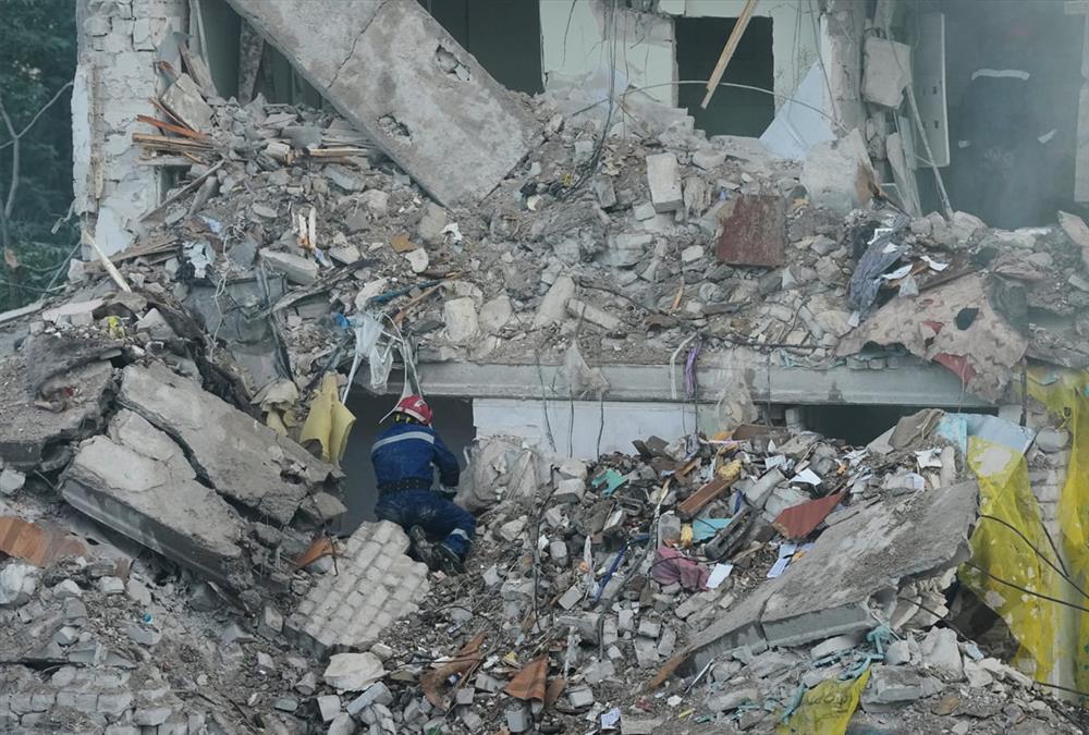 Νέα σφοδρή επίθεση στην Ουκρανία: Κατέρρευσε πολυκατοικία στο Κίεβο - 13 νεκροί και 86 τραυματίες