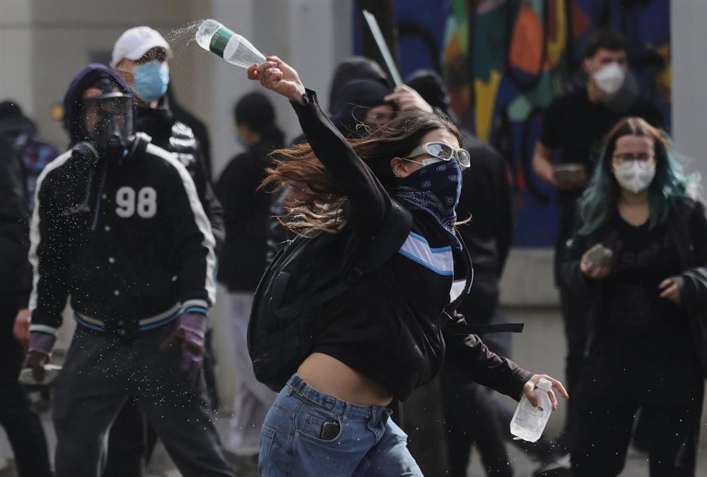 Γιατί «φλέγονται» ξανά τα Τίρανα: Οι ογκώδεις διαδηλώσεις, τα επεισόδια και το «όχι» Ράμα σε παραίτηση (AP)