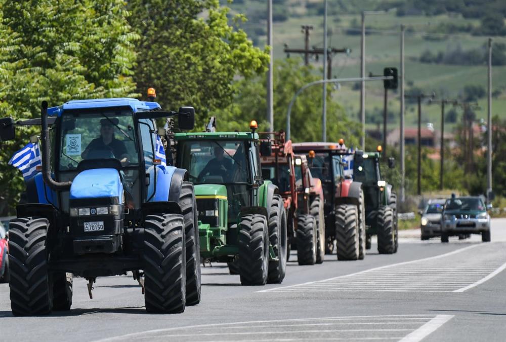Ξανά στα μπλόκα με τα τρακτέρ οι αγρότες στις Σέρρες - Ένταση με τα ΜΑΤ
