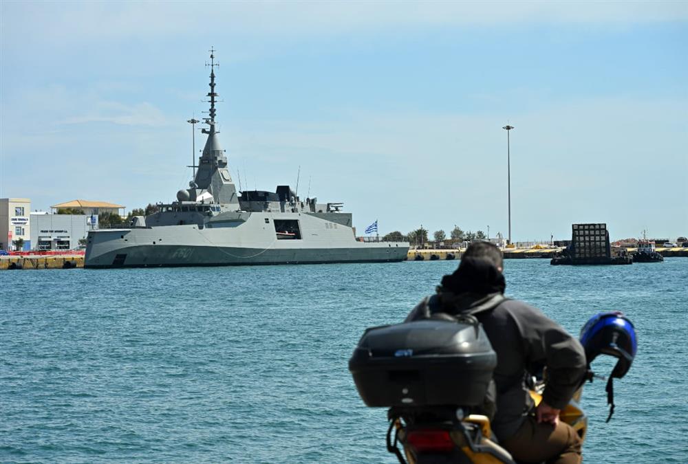 Για πρώτη φορά στο λιμάνι του Πειραιά η φρεγάτα «Κίμων» - Καρέ καρέ η άφιξή της