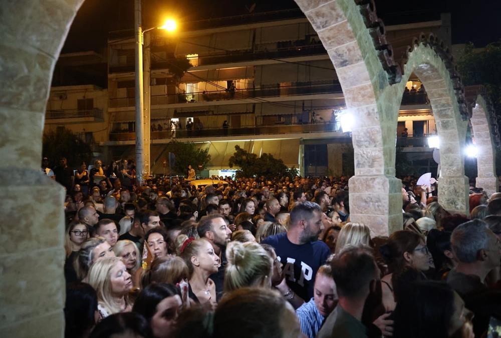 Λαοθάλασσα, τραγούδια, κλάματα και λουλούδια στη λαϊκή αγρυπνία για τον Γιώργο Μαζωνάκη στη Νίκαια