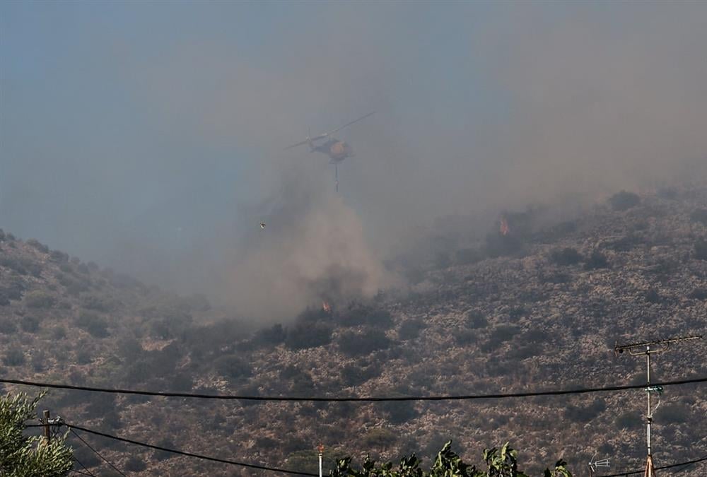 Συγκλονιστικές εικόνες από τη φονική φωτιά στη Σαλαμίνα
