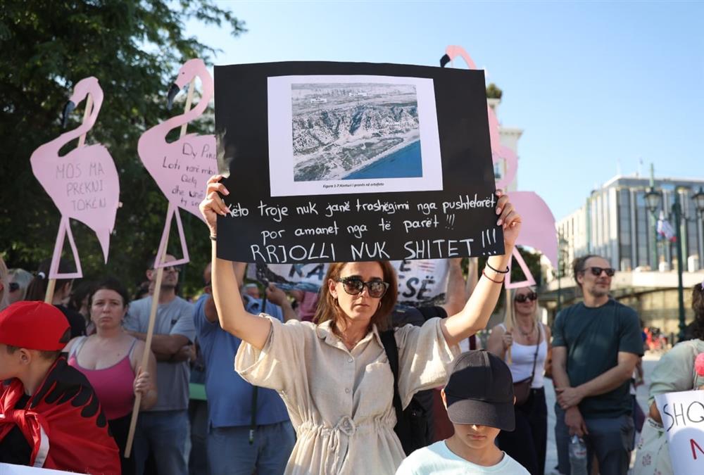 «Ξεπουλάνε τη γη μας στους ολιγάρχες»: Δυναμική διαμαρτυρία στο Σύνταγμα για το mega resort του Κούσνερ