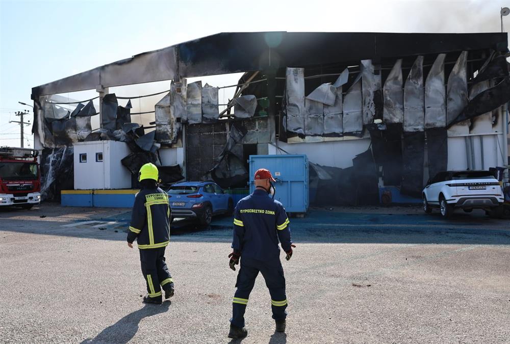 Φωτιά σε επιχείρηση στον Ασπρόπυργο: Εικόνες καταστροφής