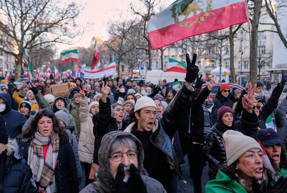 Στο πλευρό του ιρανικού λαού διαδηλωτές από όλο τον κόσμο - Συνεχίζεται η εκατόμβη νεκρών στην Τεχεράνη