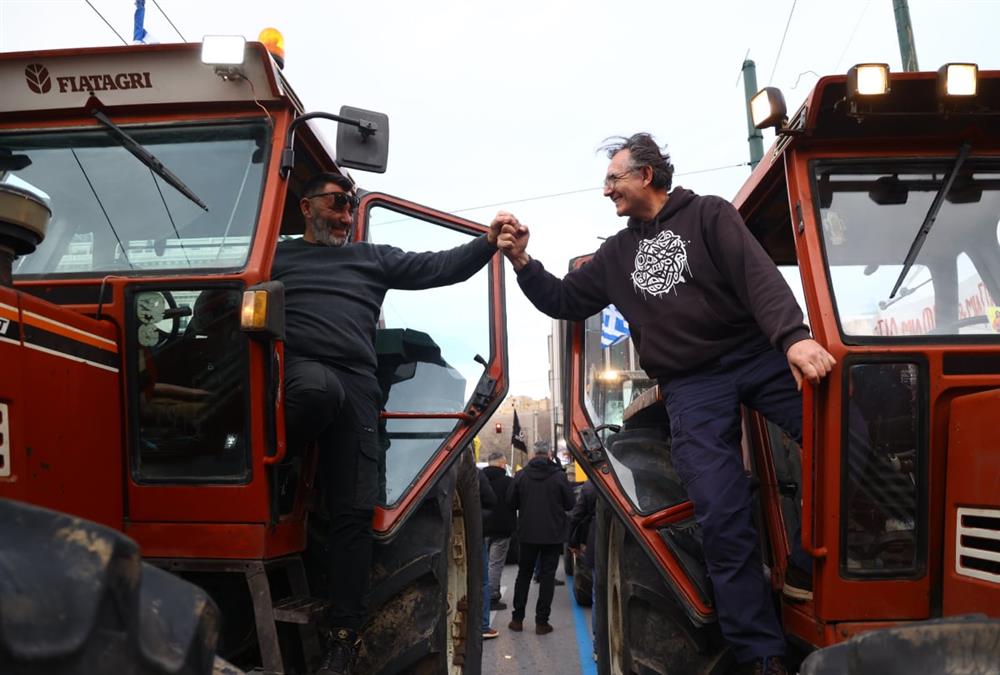 Απόβαση των αγροτών με τρακτέρ στο Σύνταγμα - «No farmers, no life»
