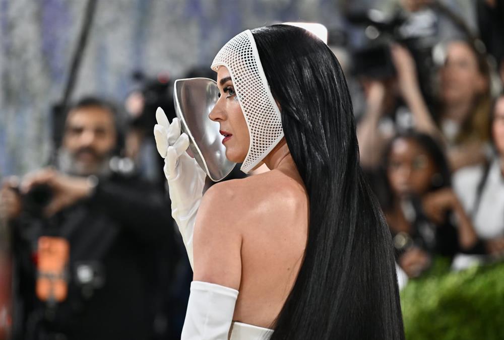 Met Gala 2026: Λάμψη, προκλήσεις και εντυπωσιακές επιστροφές στο κόκκινο χαλί