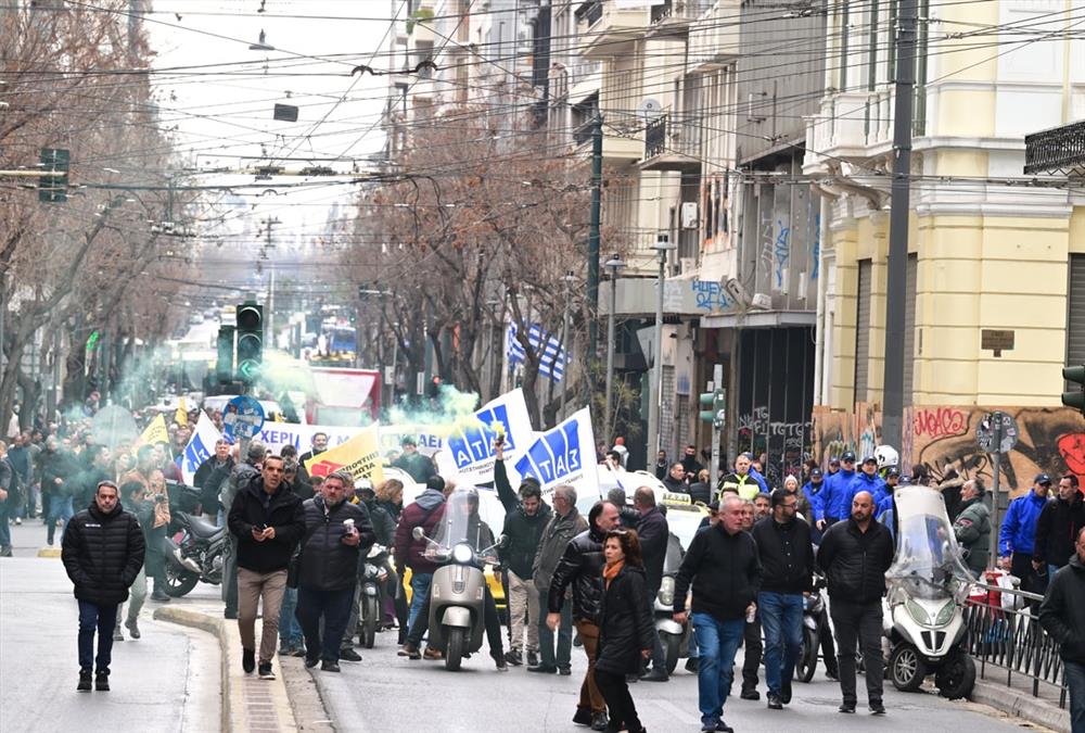 Στους δρόμους της Αθήνας οι οδηγοί ταξί - Καπνογόνα και συνθήματα έξω από τη Βουλή