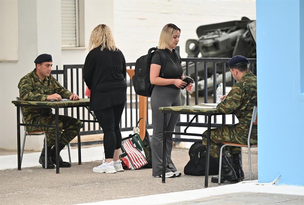 Ιστορική ημέρα για τις Ένοπλες Δυνάμεις: Παρουσιάστηκαν οι πρώτες γυναίκες που θα υπηρετήσουν στον ελληνικό στρατό