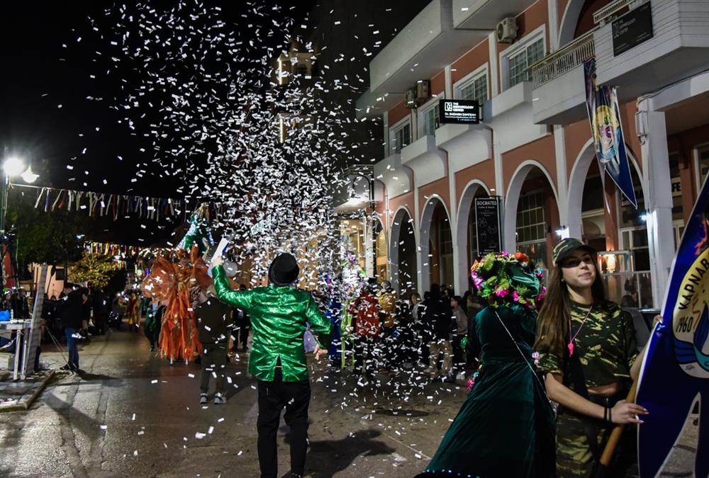 Ξυλοπόδαροι, νεράιδες και... άρωμα Βενετίας: Εντυπωσιακές εικόνες από το Καρναβάλι Γυναικών στην Πρέβεζα
