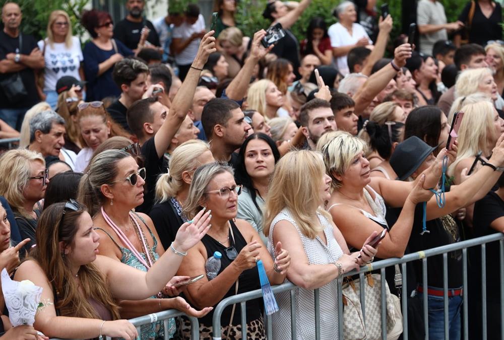 Λαοθάλασσα, τραγούδια, κλάματα και λουλούδια στη λαϊκή αγρυπνία για τον Γιώργο Μαζωνάκη στη Νίκαια