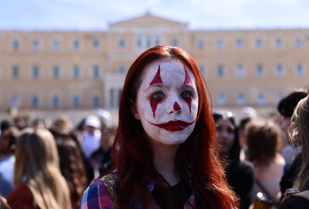«Αυτό δεν είναι πανεπιστήμιο, είναι βαφτίσια»: Η ξεχωριστή συγκέντρωση διαμαρτυρίας καλλιτεχνών στο Σύνταγμα
