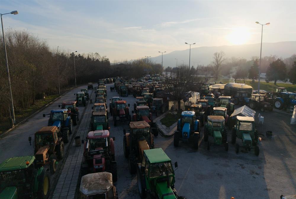 Πολύωροι αποκλεισμοί των αγροτών σε τελωνεία και δρόμους - Γέμισε εκατοντάδες τρακτέρ ο Προμαχώνας