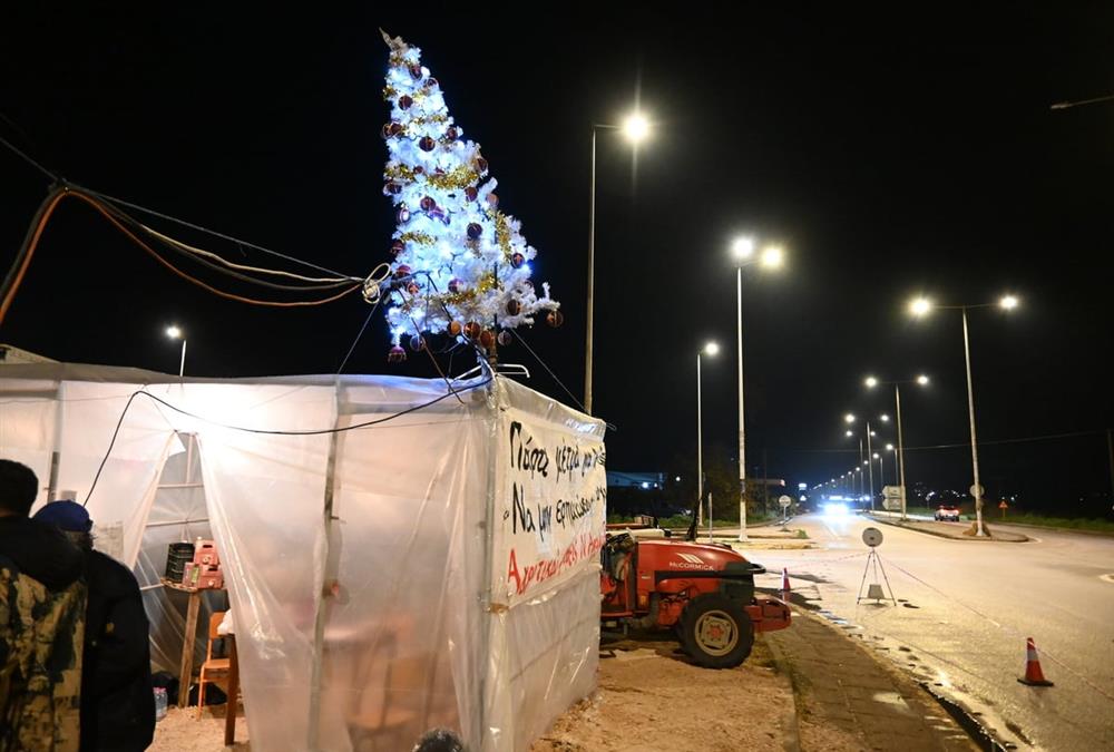 Ρεβεγιόν στα μπλόκα: Συνεχίζουν τον αγώνα οι αγρότες