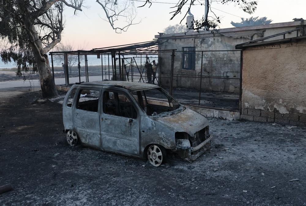 Στάχτη και γκρεμισμένοι κόποι στη Σαλαμίνα: Οι εικόνες μετά το φονικό πέρασμα της φωτιάς