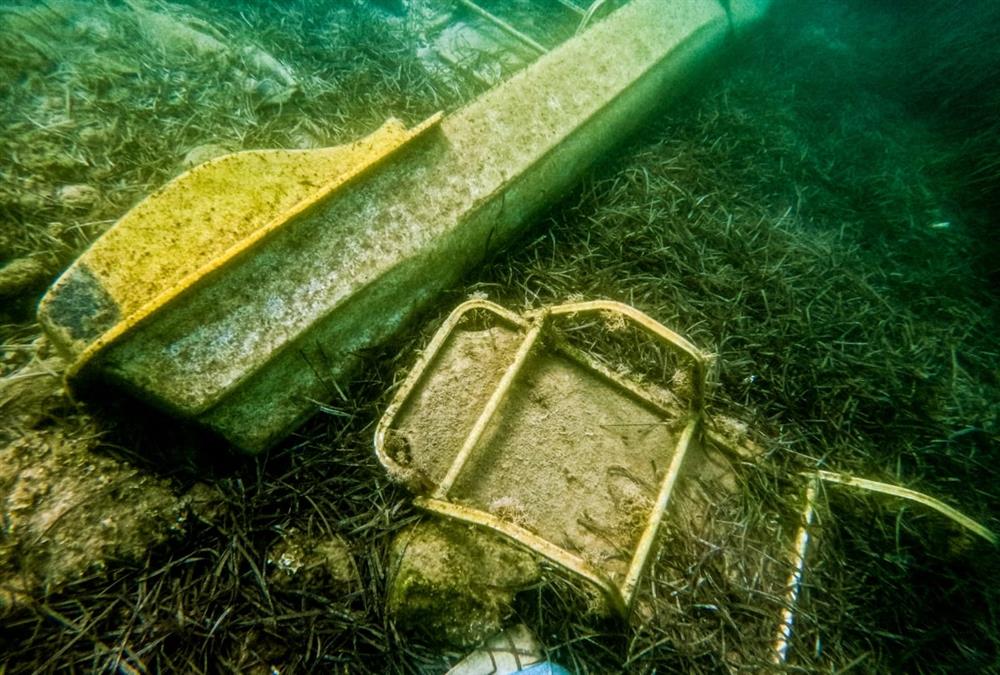 Έκαναν χωματερή τον βυθό της θάλασσας στην Κέρκυρα - Από ξαπλώστρες μέχρι καθίσματα