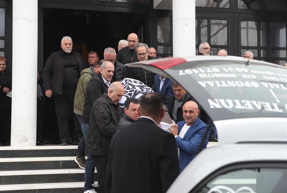 Βουβός πόνος στο τελευταίο «αντίο» στον Στέφανο Μπορμπόκη - Η σημαία του ΠΑΟΚ στο φέρετρό του