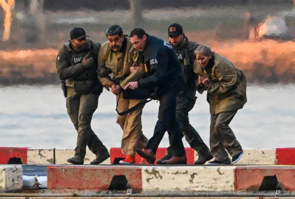 Η κινηματογραφική μεταγωγή του Μαδούρο στο δικαστήριο - Ελικόπτερο, χειροπέδες και πράκτορες της DEA