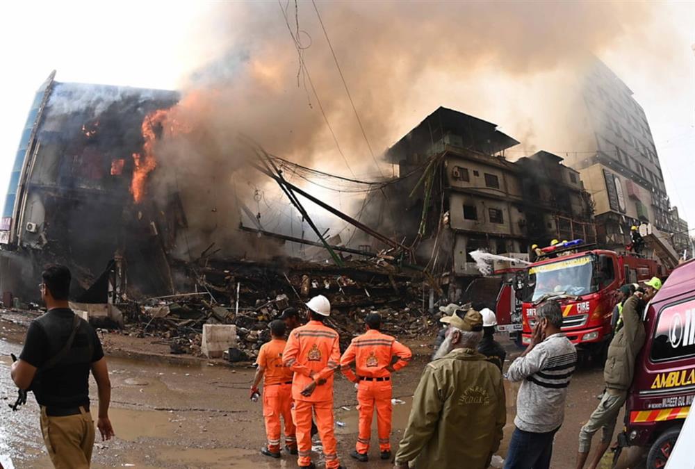 Έξι νεκροί από τεράστια πυρκαγιά σε μεγάλο εμπορικό κέντρο στο Πακιστάν - Εικόνες καταστροφής
