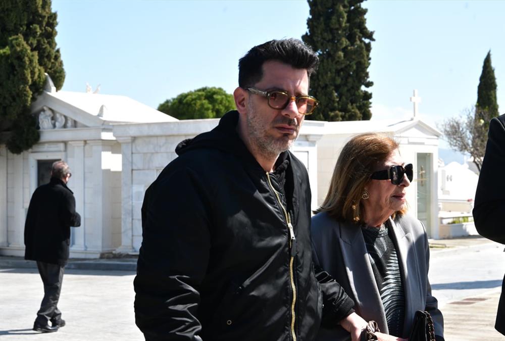 Το τελευταίο χειροκρότημα στον Γιώργο Μαρίνο - Σε κλίμα συγκίνησης η κηδεία του