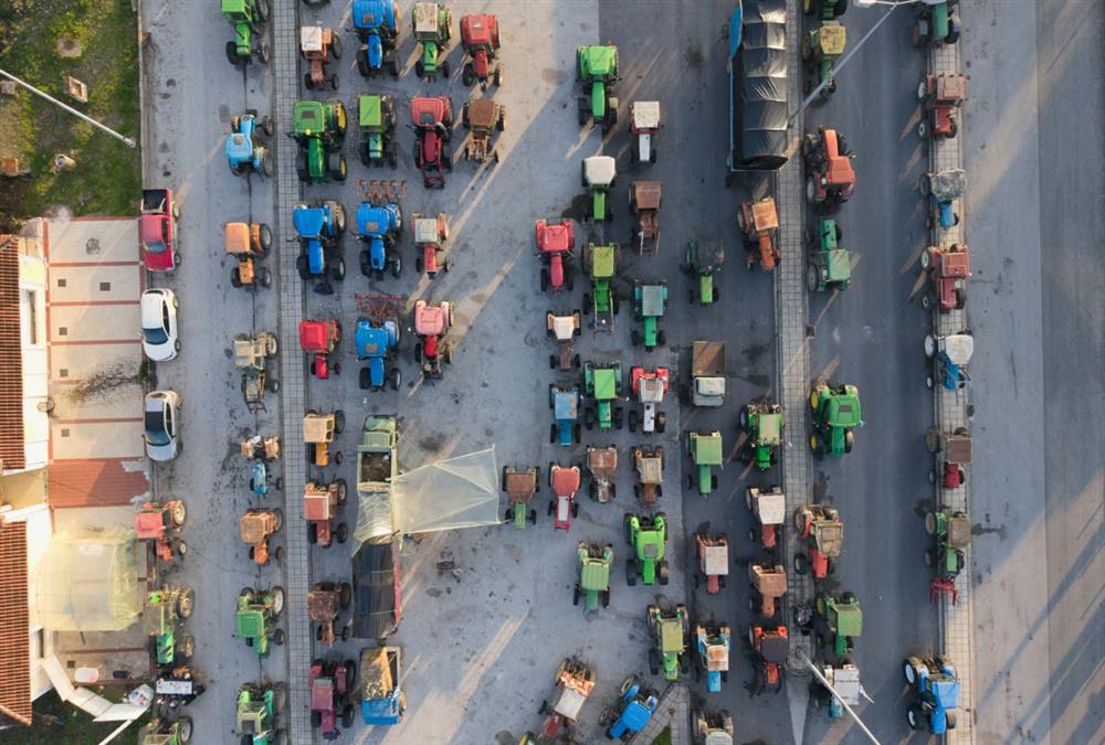 Πολύωροι αποκλεισμοί των αγροτών σε τελωνεία και δρόμους - Γέμισε εκατοντάδες τρακτέρ ο Προμαχώνας