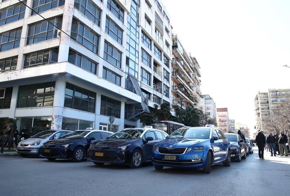 «Δεν θα κάνουμε πίσω»: Με καπνογόνα οι οδηγοί ταξί της Θεσσαλονίκης έξω από τα γραφεία της ΝΔ