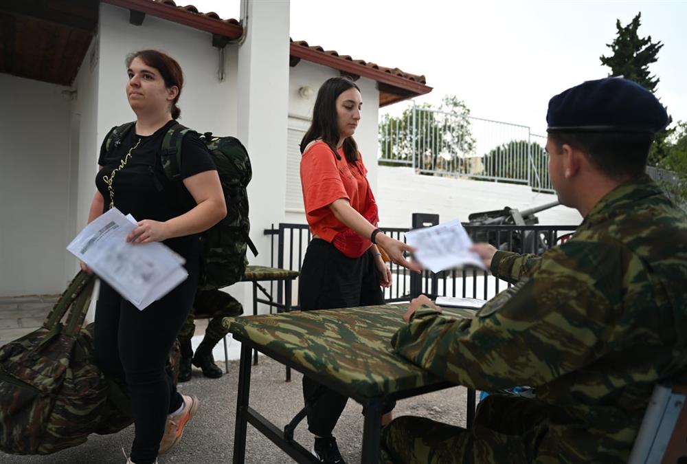 Ιστορική ημέρα για τις Ένοπλες Δυνάμεις: Παρουσιάστηκαν οι πρώτες γυναίκες που θα υπηρετήσουν στον ελληνικό στρατό