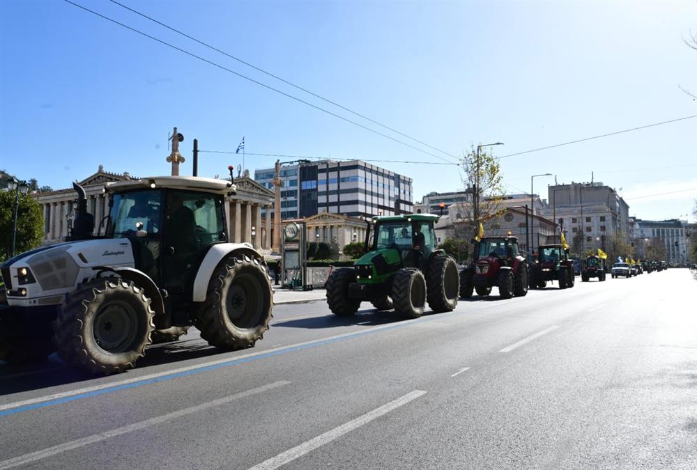 Αποχώρησαν με κόρνες και επευφημίες οι αγρότες με τα τρακτέρ από το Σύνταγμα