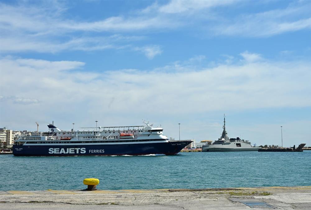 Για πρώτη φορά στο λιμάνι του Πειραιά η φρεγάτα «Κίμων» - Καρέ καρέ η άφιξή της