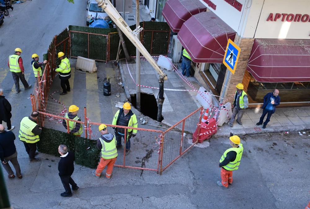 Πανικός στη Βασιλέως Γεωργίου: Άνοιξε τρύπα στο έδαφος και «κατάπιε» κολώνα