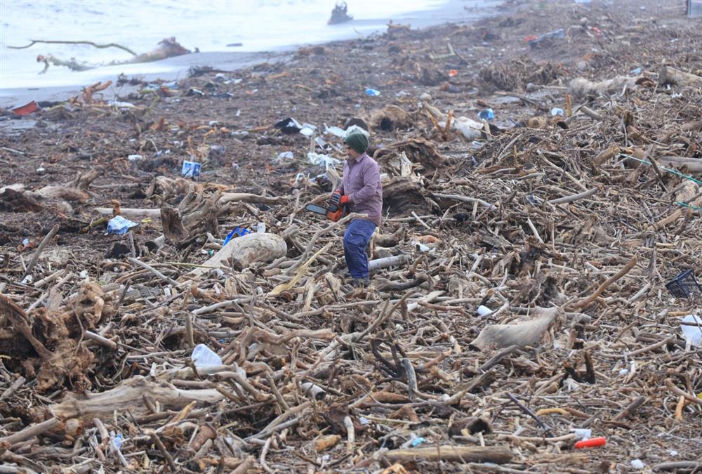 Εικόνες καταστροφής στον Αγιόκαμπο Λάρισας από την κακοκαιρία - Θάλασσα και στεριά έγιναν ένα
