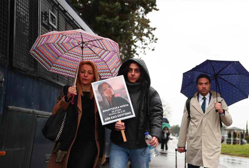 Οργή, ένταση και βαριές καταγγελίες συγγενών στη δεύτερη συνεδρίαση της δίκης των Τεμπών