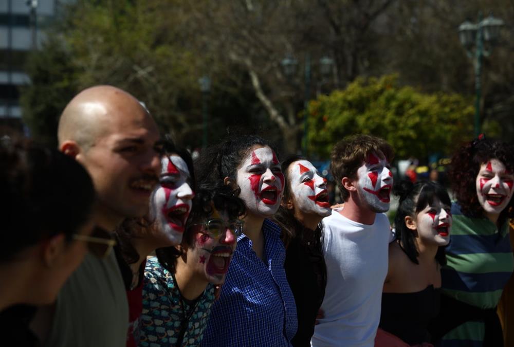 «Αυτό δεν είναι πανεπιστήμιο, είναι βαφτίσια»: Η ξεχωριστή συγκέντρωση διαμαρτυρίας καλλιτεχνών στο Σύνταγμα