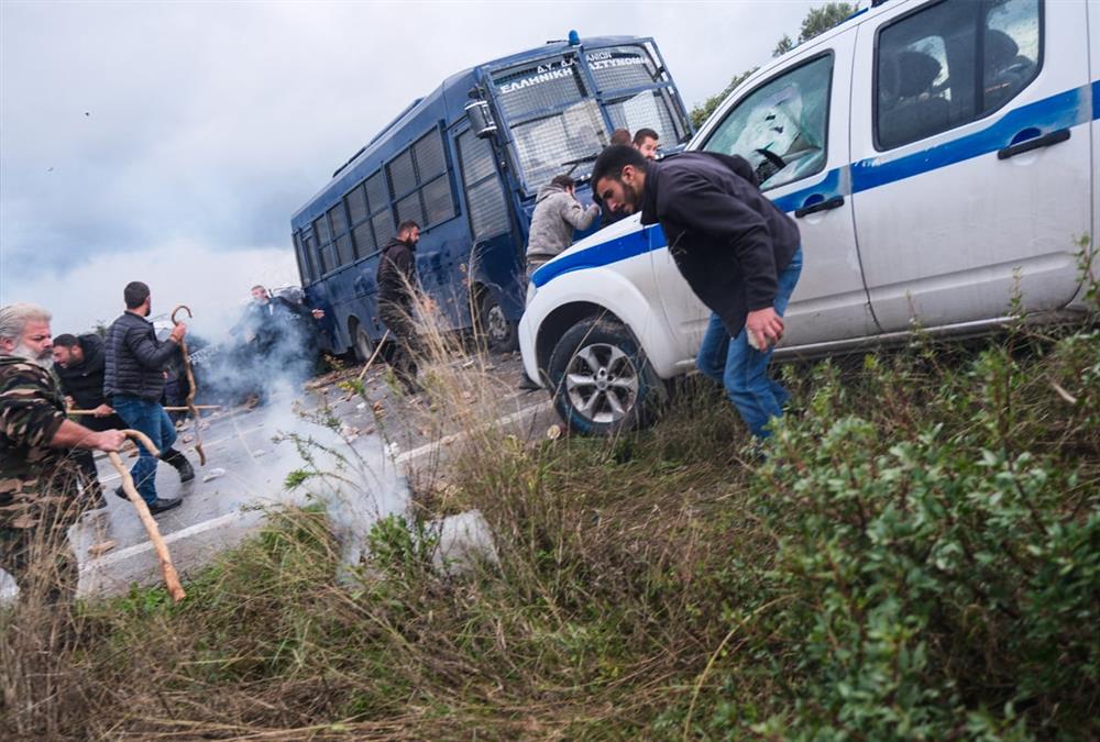 Έκρυθμη η κατάσταση στην Κρήτη: Κατάληψη από αγρότες στο αεροδρόμιο Ηρακλείου - Επεισόδια με χημικά στα Χανιά