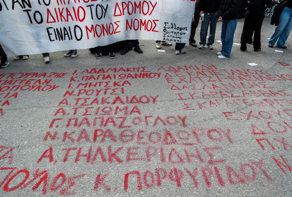 Τέμπη, η δίκη: Πρώτη μέρα με εικόνες ντροπής - Μεγάλο «κύμα» συμπαράστασης στους συγγενείς