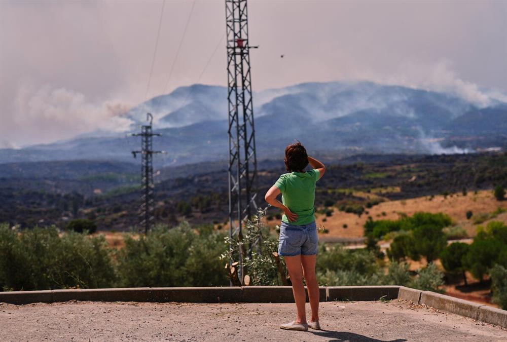 Ανεξέλεγκτες πυρκαγιές: Πάνω από 2,2 εκατ. στρέμματα στάχτη και 250.000 εκτοπισμένοι σε Γαλλία και Ισπανία