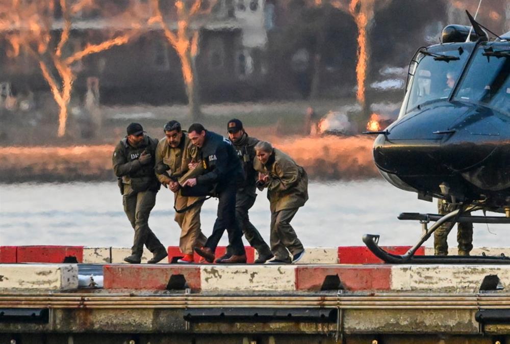 Η κινηματογραφική μεταγωγή του Μαδούρο στο δικαστήριο - Ελικόπτερο, χειροπέδες και πράκτορες της DEA