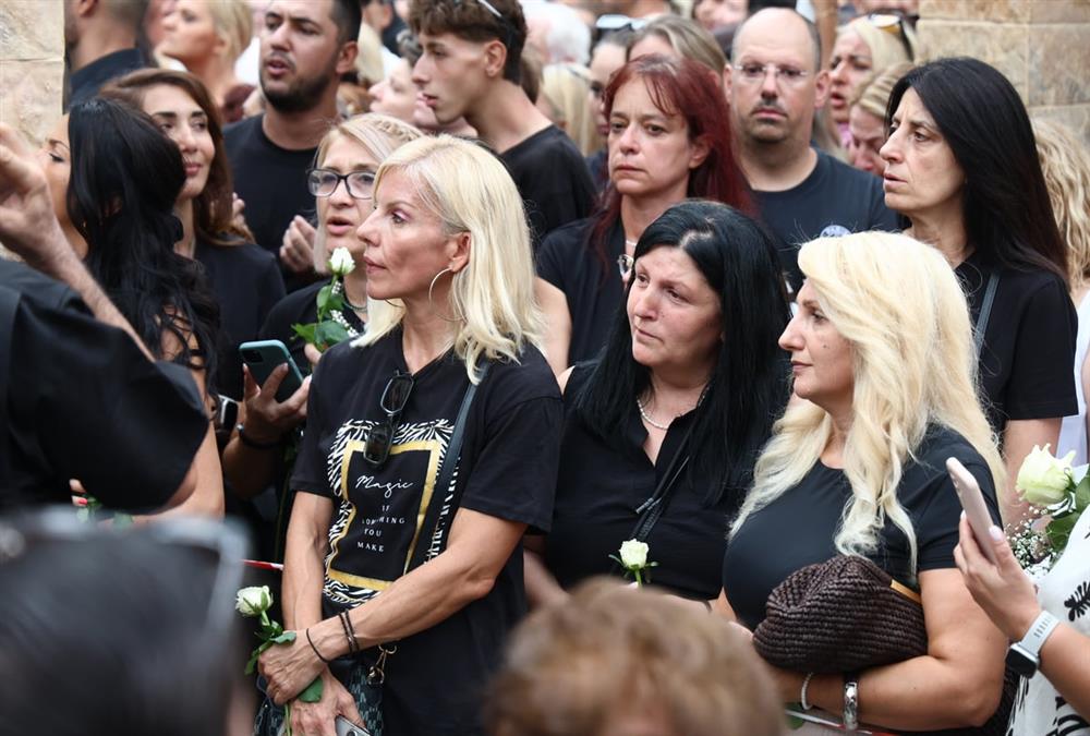 Λαοθάλασσα, τραγούδια, κλάματα και λουλούδια στη λαϊκή αγρυπνία για τον Γιώργο Μαζωνάκη στη Νίκαια