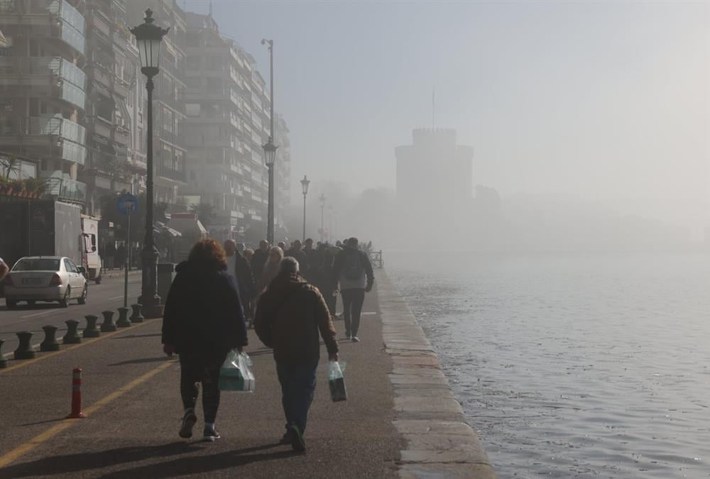 Πέπλο ομίχλης κάλυψε τη Θεσσαλονίκη - Εντυπωσιακές εικόνες
