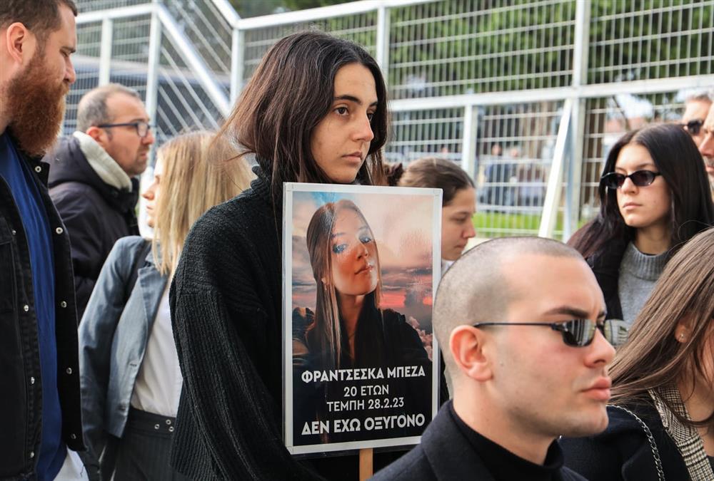 Τέμπη, η δίκη: Πρώτη μέρα με εικόνες ντροπής - Μεγάλο «κύμα» συμπαράστασης στους συγγενείς