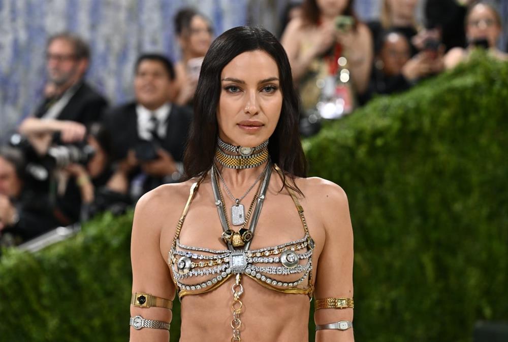 Met Gala 2026: Λάμψη, προκλήσεις και εντυπωσιακές επιστροφές στο κόκκινο χαλί