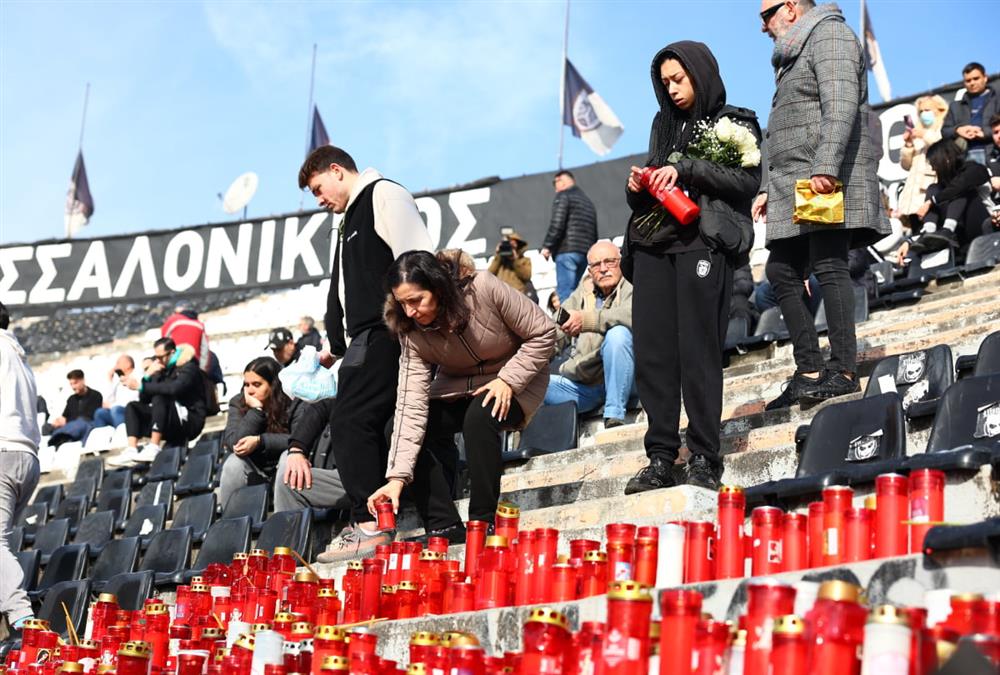 Συγκίνηση στην Τούμπα: Φίλοι του ΠΑΟΚ με λουλούδια, κασκόλ και πανό τιμούν τη μνήμη των «αετόπουλων»