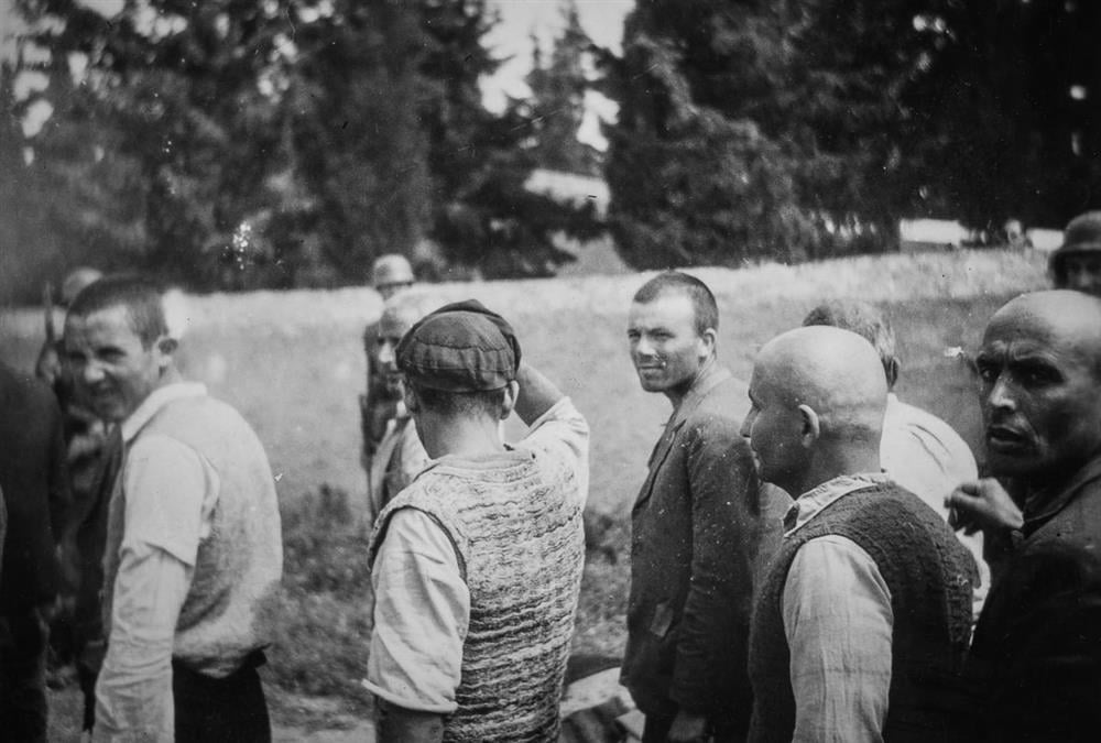 Οι συγκλονιστικές φωτογραφίες - ντοκουμέντα από την εκτέλεση των «200» στην Καισαριανή