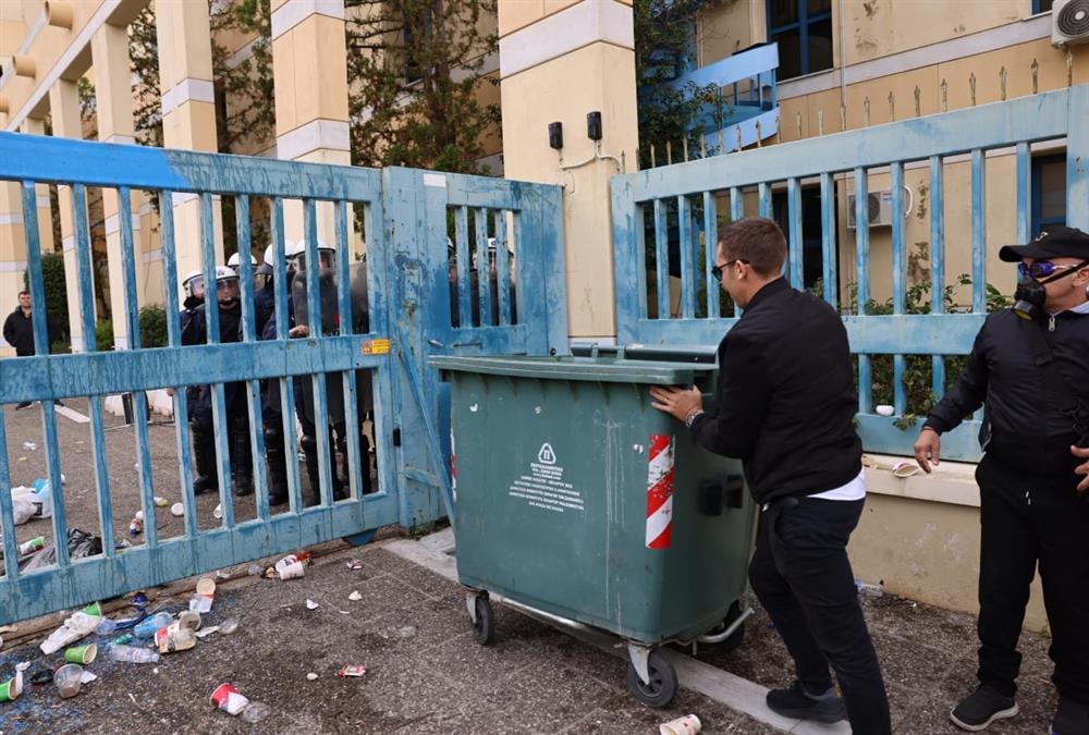 Ένταση στο υπουργείο Μεταφορών: Καρεκλοπόλεμος και χημικά μεταξύ οδηγών ταξί και ΕΛΑΣ