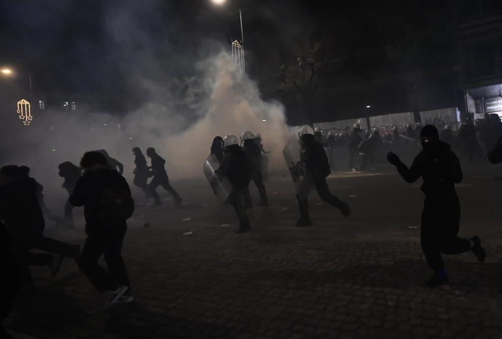 Όργιο αστυνομικής βίας σε άλλη μια πορεία για τον Αλέξη - Κι όμως, κόσμος έσπασε τον αποκλεισμό και τραγούδησε στο μνημείο